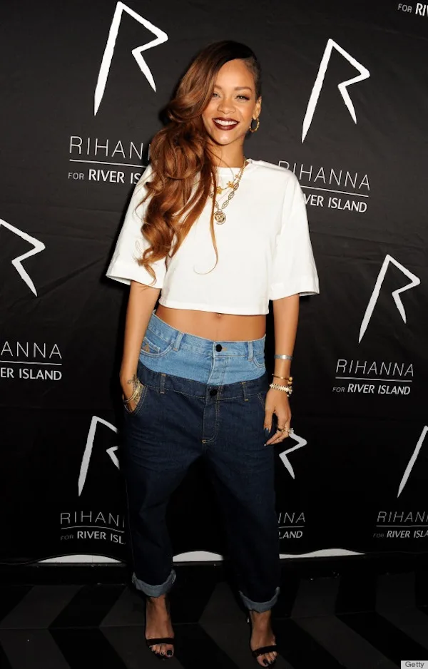 Η Rihanna με λευκό crop top και διπλό τζιν παντελόνι σε εκδήλωση της River Island.