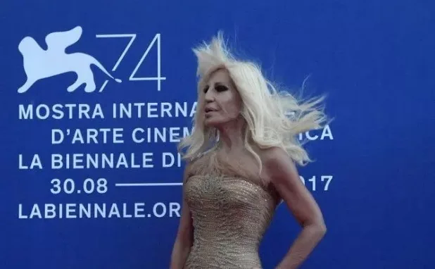 Η Donatella Versace στο 74ο Φεστιβάλ Κινηματογράφου Βενετίας με τα μαλλιά της να ανεμίζουν.