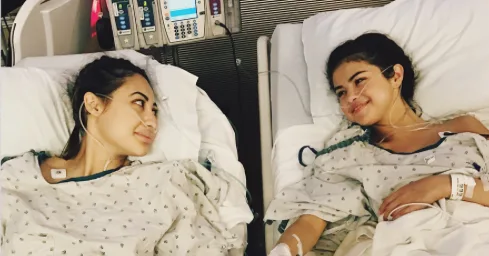 Η Selena Gomez και η Francia Raisa σε κρεβάτια νοσοκομείου μετά από μεταμόσχευση νεφρού.