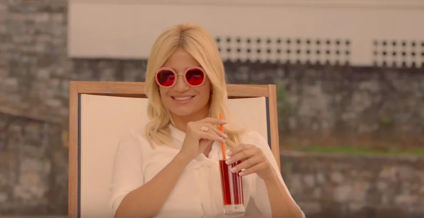Η Φαίη Σκορδά σε στιγμιότυπο από το trailer της εκπομπής Το Πρωινό στον ANT1.