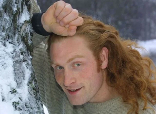 Ο ηθοποιός Kristofer Hivju (Tormund) χωρίς μούσι σε χιονισμένο τοπίο.