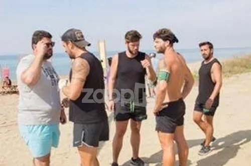 Ο Γιάννης Αϊβάζης με άλλους άνδρες στην παραλία για το Survival Secrets.
