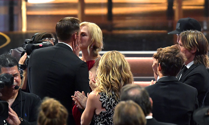 Η Nicole Kidman φιλάει τον Alexander Skarsgård στα βραβεία Emmy.