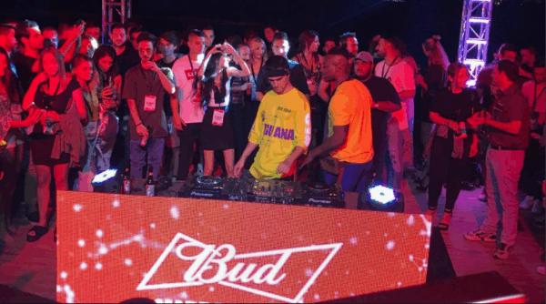 To The Booth της μπύρας Bud με τον DJ Mossel έγινε δίπλα στη θάλασσα και ήταν μαγικά…