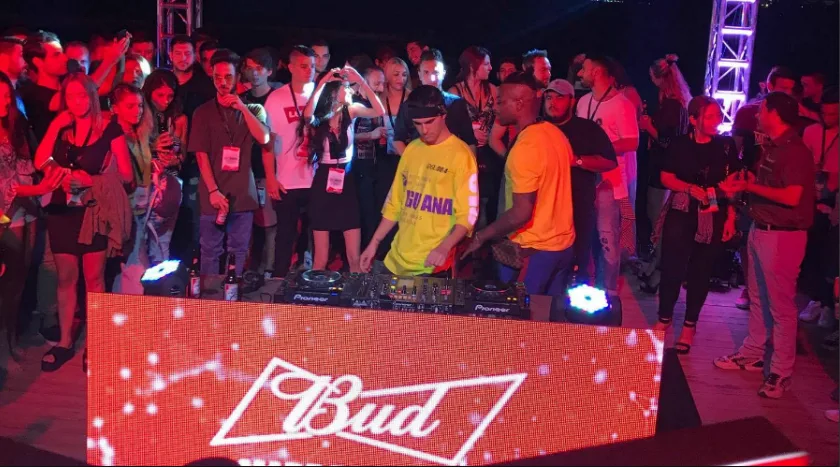Ο DJ Mossel στα decks του The Booth της μπύρας Bud.