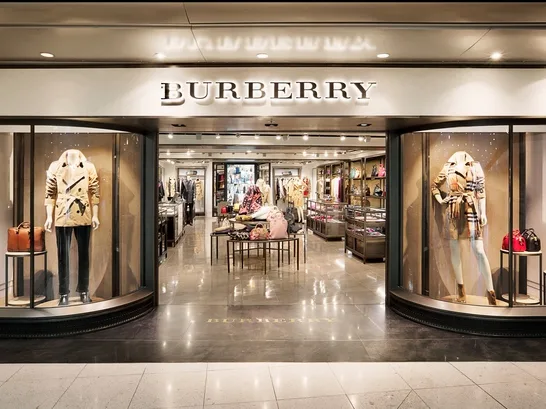 Πρόσοψη καταστήματος Burberry με βιτρίνες και μανεκέν.
