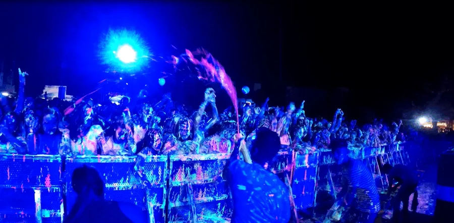 Πλήθος κόσμου σε πάρτι χρωμάτων Mad Color Youth στη Θεσσαλονίκη.