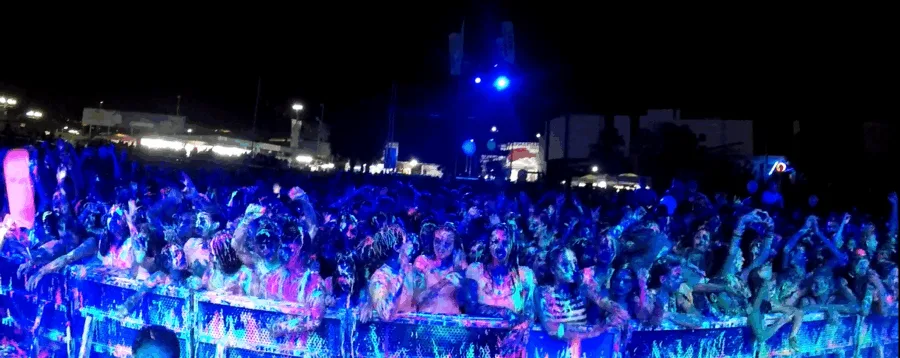 Πλήθος κόσμου καλυμμένο με χρώματα στο Mad Color Youth στη Θεσσαλονίκη.