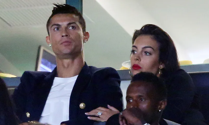 Ο Cristiano Ronaldo με τη Georgina Rodriguez σε κερκίδες γηπέδου.