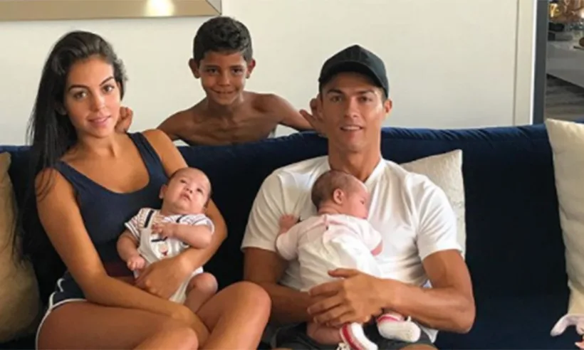 Ο Cristiano Ronaldo με τη σύντροφό του και τρία παιδιά σε καναπέ.
