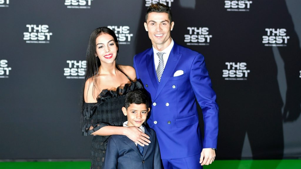 Ο Cristiano Ronaldo με τη σύντροφό του και τον γιο του σε εκδήλωση.