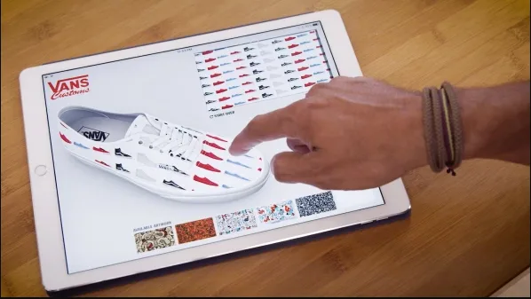 Χέρι που σχεδιάζει custom παπούτσια Vans σε tablet