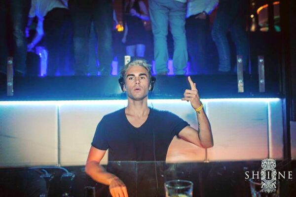 Ποιος είναι ο ανερχόμενος DJ Mossel που στα 25 του έχει εμφανιστεί σε κορυφαία ευρωπαϊκά φεστιβάλ;