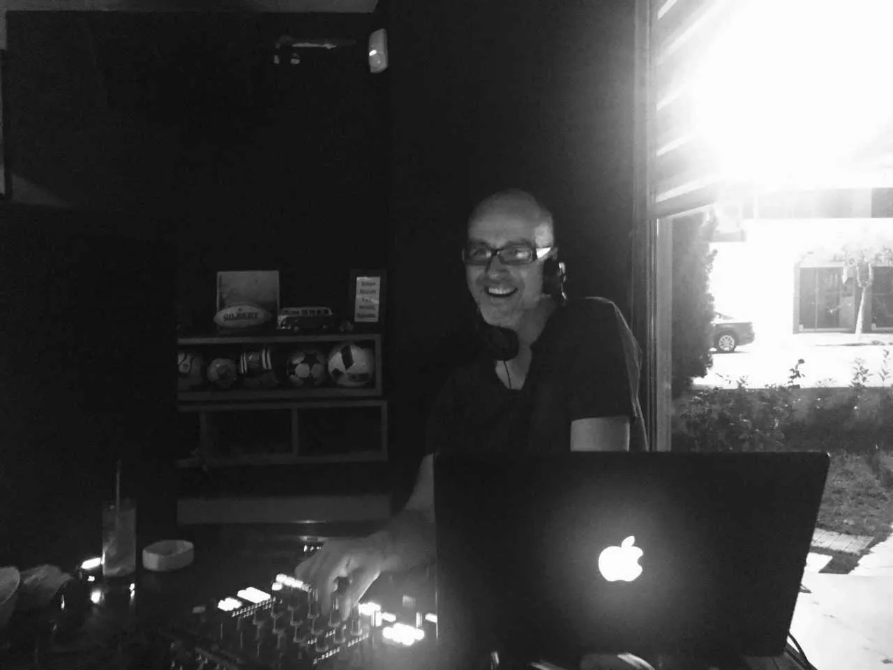 Ο Νίκος Διαμαντόπουλος σε κονσόλα DJ με λάπτοπ.
