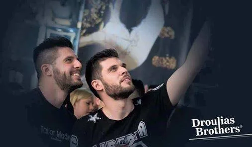 Οι Droulias Brothers σε φωτογραφία με το λογότυπό τους.