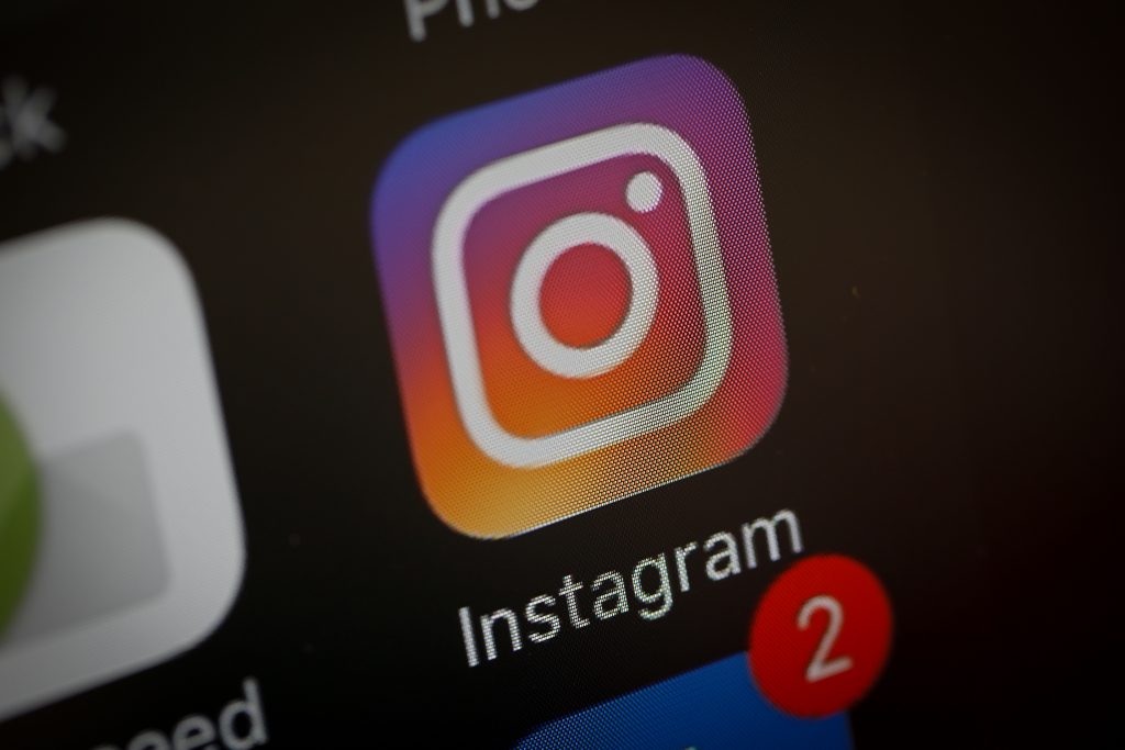 Το εικονίδιο της εφαρμογής Instagram εμφανίζεται σε οθόνη κινητού, με ειδοποίηση 2 νέων μηνυμάτων.