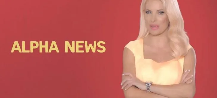 Η Ελένη Μενεγάκη μπροστά από το λογότυπο Alpha News.