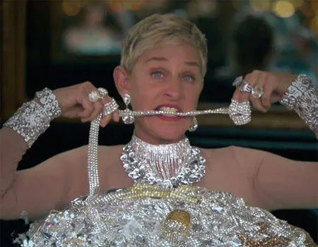 Η Ellen DeGeneres καλυμμένη με κοσμήματα και διαμάντια.