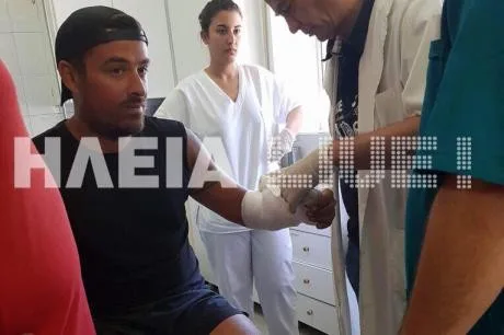 Ο Γιάννης Αϊβάζης στο νοσοκομείο με δεμένο χέρι.