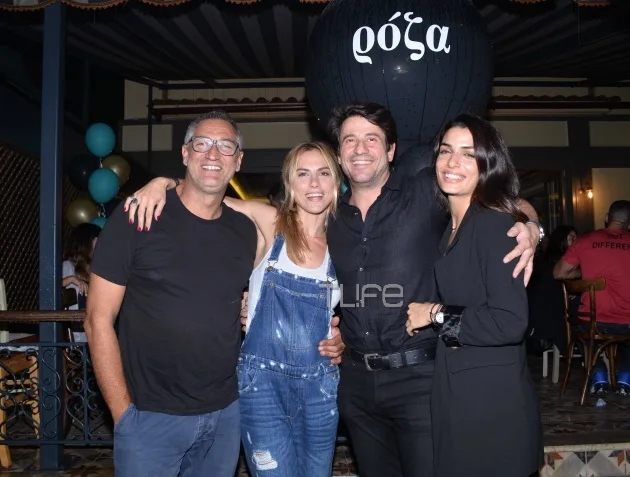 Ο Αλέξης Γεωργούλης, η Ντορέττα Παπαδημητρίου και η Τόνια Σωτηροπούλου με φίλο σε εγκαίνια μαγαζιού.