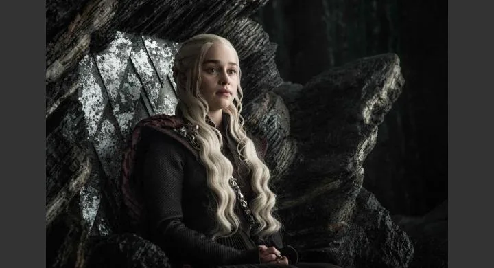 Η Daenerys Targaryen από τη σειρά Game of Thrones κάθεται σε πέτρινο θρόνο.