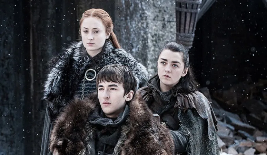 Τρεις ηθοποιοί από τη σειρά Game of Thrones σε χιονισμένο σκηνικό.