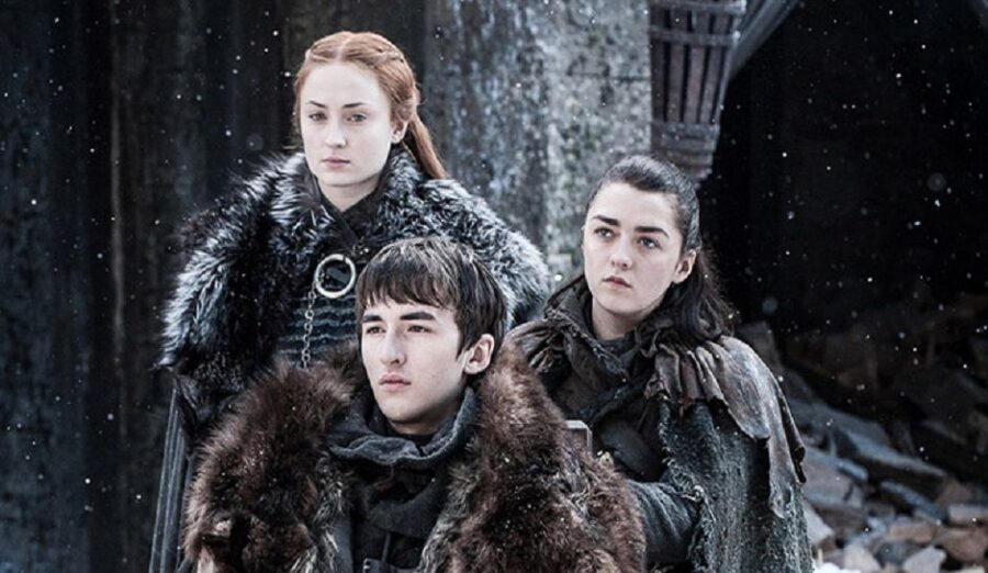 Τρεις ηθοποιοί από τη σειρά Game of Thrones σε χιονισμένο σκηνικό.
