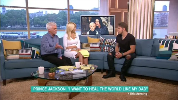Ο Prince Jackson καλεσμένος στην εκπομπή This Morning με τους Phillip Schofield και Holly Willoughby.