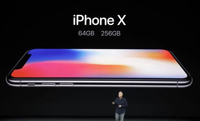 Παρουσίαση του iPhone X με τις επιλογές χωρητικότητας 64GB και 256GB.