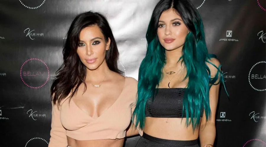Η Kim Kardashian και η Kylie Jenner σε εκδήλωση