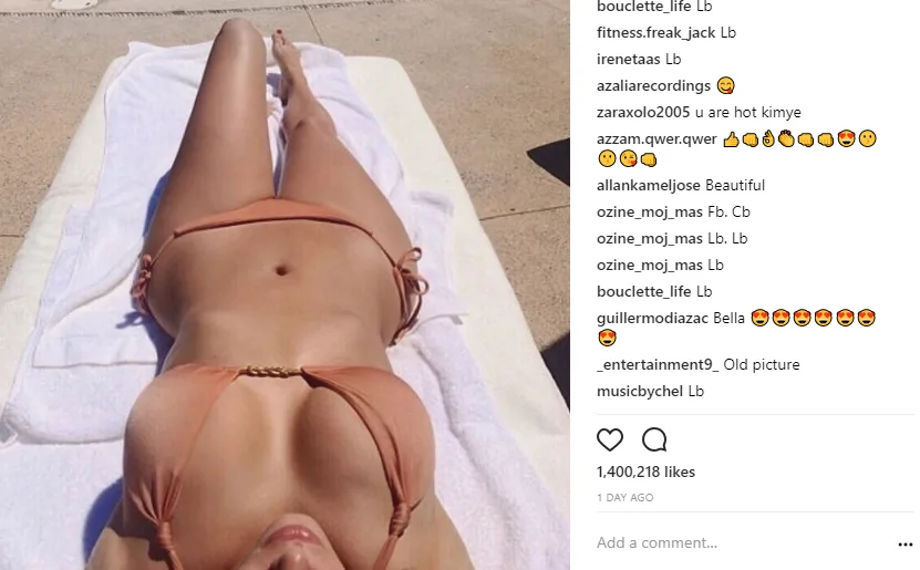 Η Kim Kardashian ξαπλωμένη σε ξαπλώστρα με μαγιό.