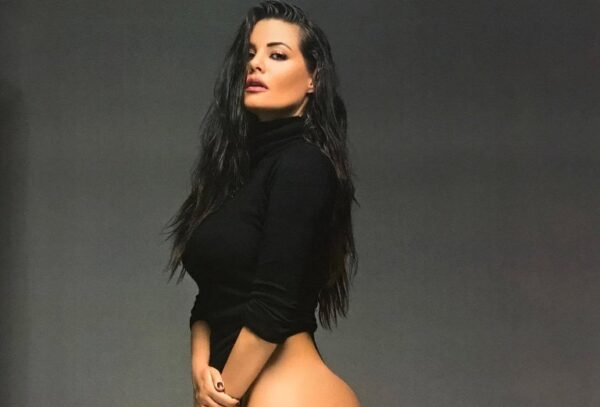 Η Μαρία Κορινθίου φωτογραφίζεται ως Kim Kardashian – Δείτε τι απαντά η ίδια στα αρνητικά σχόλια!