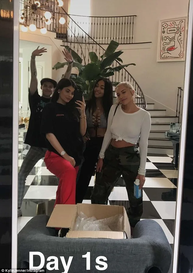 Η Kylie Jenner με φίλους της σε εσωτερικό χώρο με ασπρόμαυρο δάπεδο.