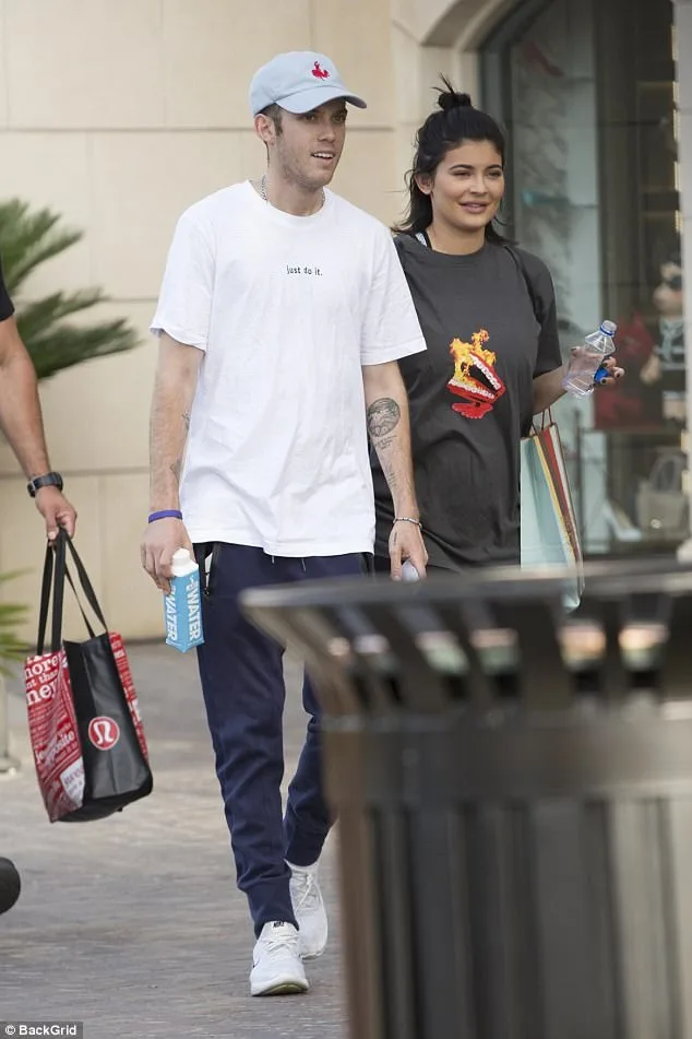 Η Kylie Jenner περπατάει στο δρόμο με φαρδιά ρούχα.