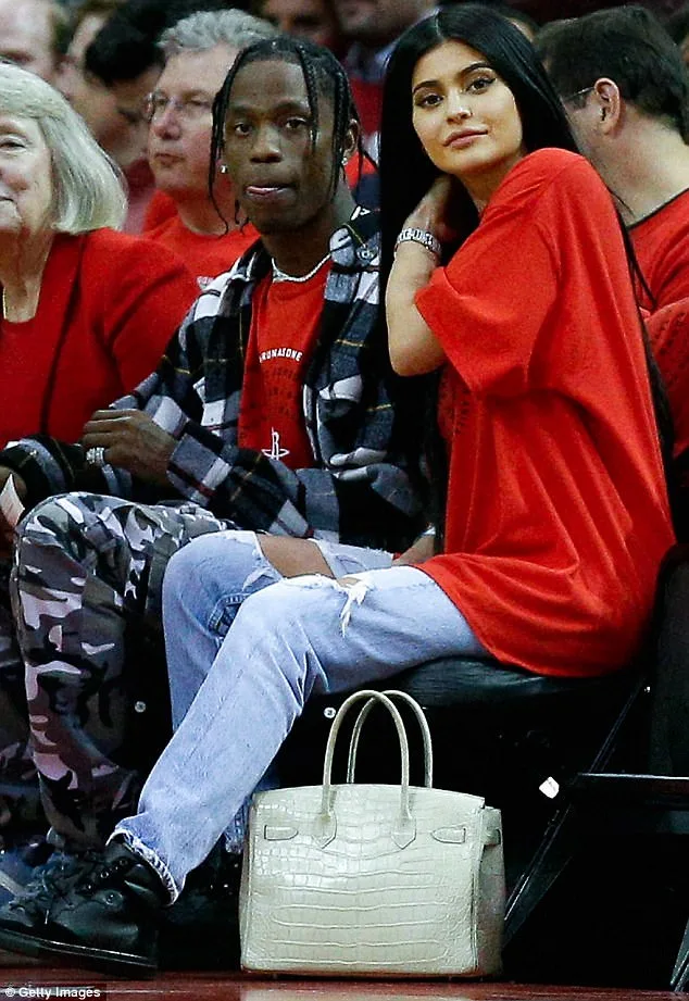 Η Kylie Jenner και ο Travis Scott σε αγώνα μπάσκετ.