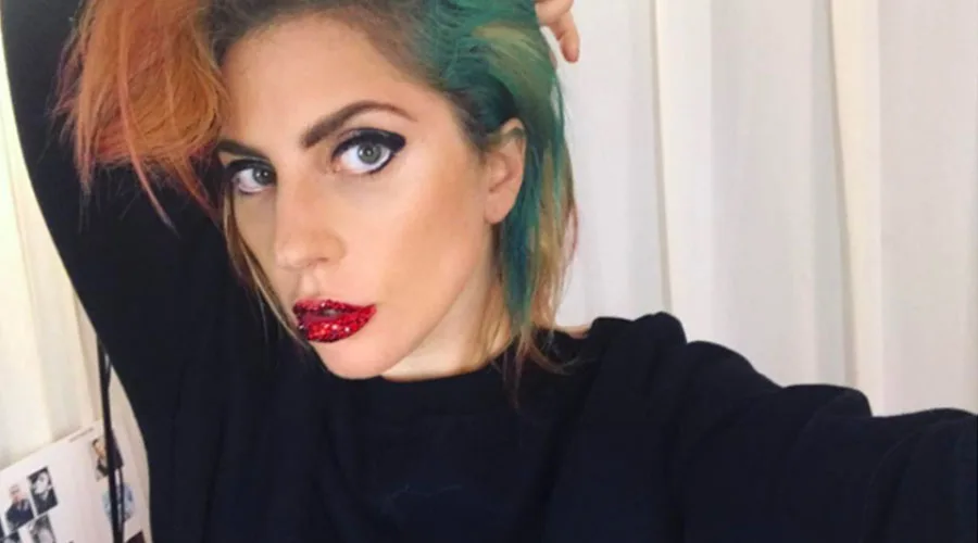 Η Lady Gaga με πολύχρωμα μαλλιά και κόκκινο glitter κραγιόν.