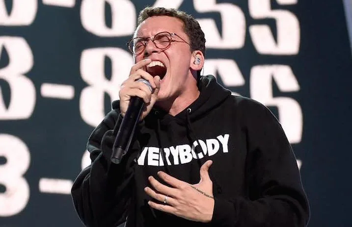 Ο rapper Logic στη σκηνή των MTV VMA.