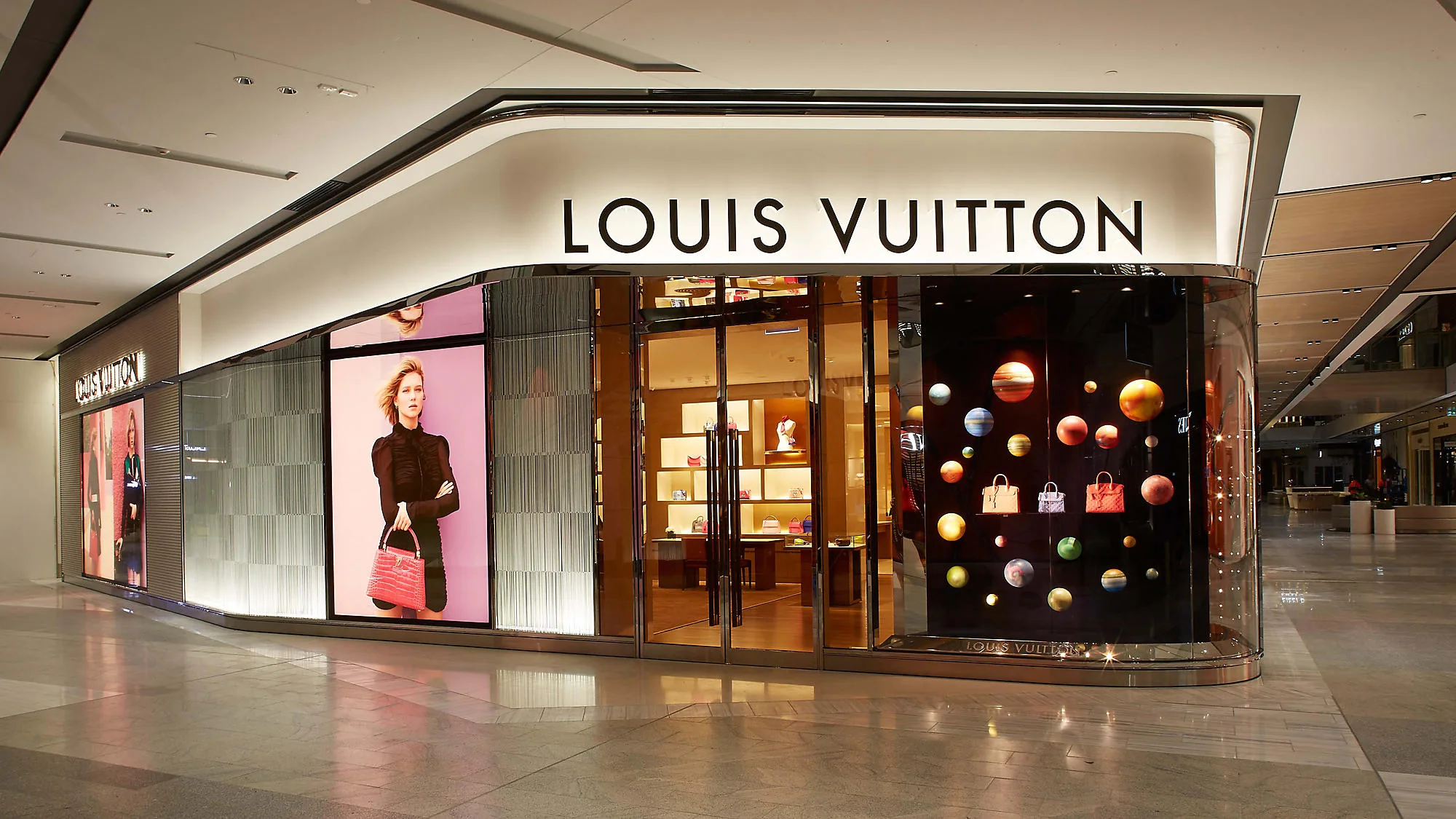 Εξωτερική όψη καταστήματος Louis Vuitton σε εμπορικό κέντρο.