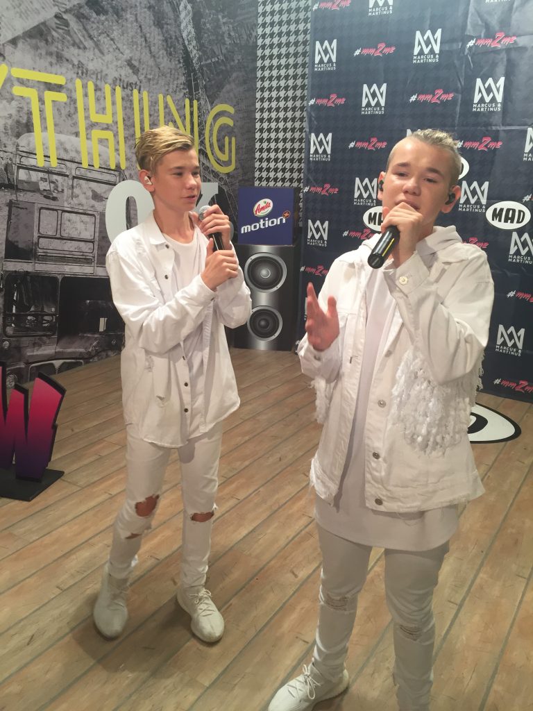 Οι Marcus & Martinus τραγουδούν στα studios του MAD TV.