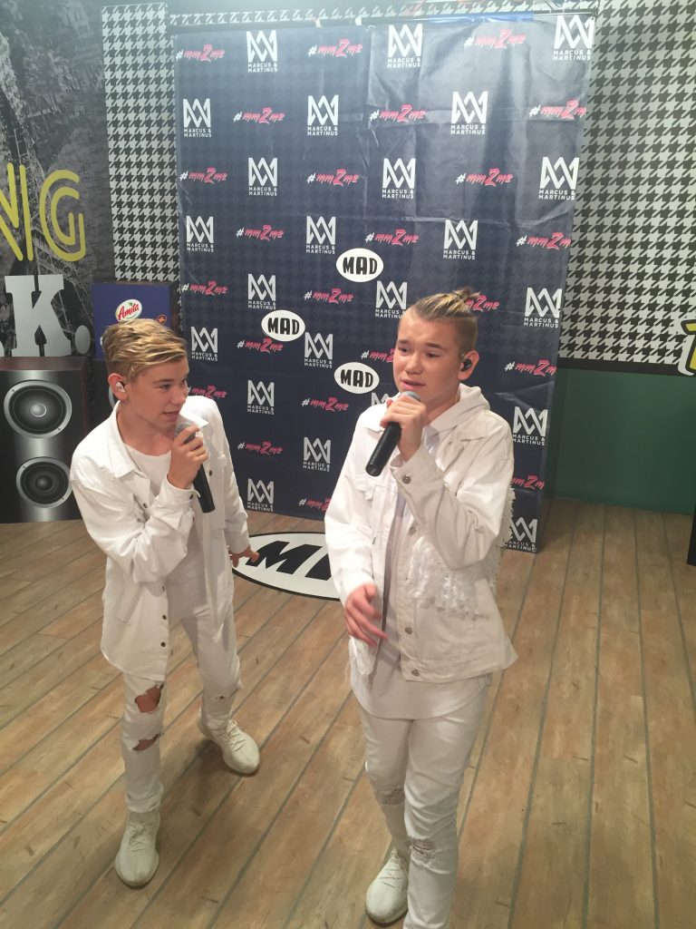 Οι Marcus & Martinus τραγουδούν στα studios του MAD TV.