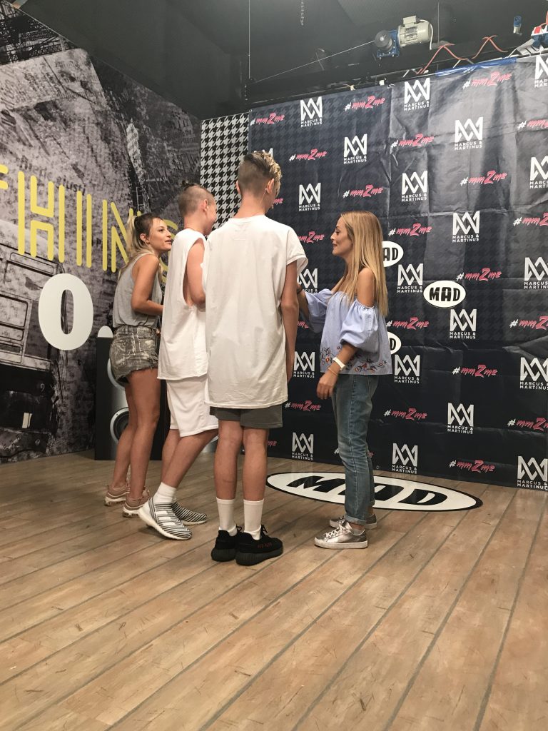 Οι Marcus & Martinus στα studios του MAD TV με δύο γυναίκες.