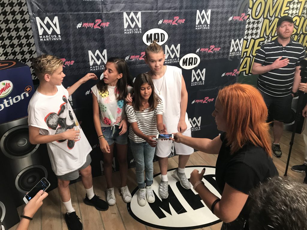 Οι Marcus & Martinus με θαυμάστριες στα studio του MAD TV.