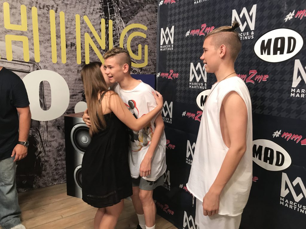Οι Marcus & Martinus αγκαλιάζουν θαυμάστρια στα studios του MAD TV.