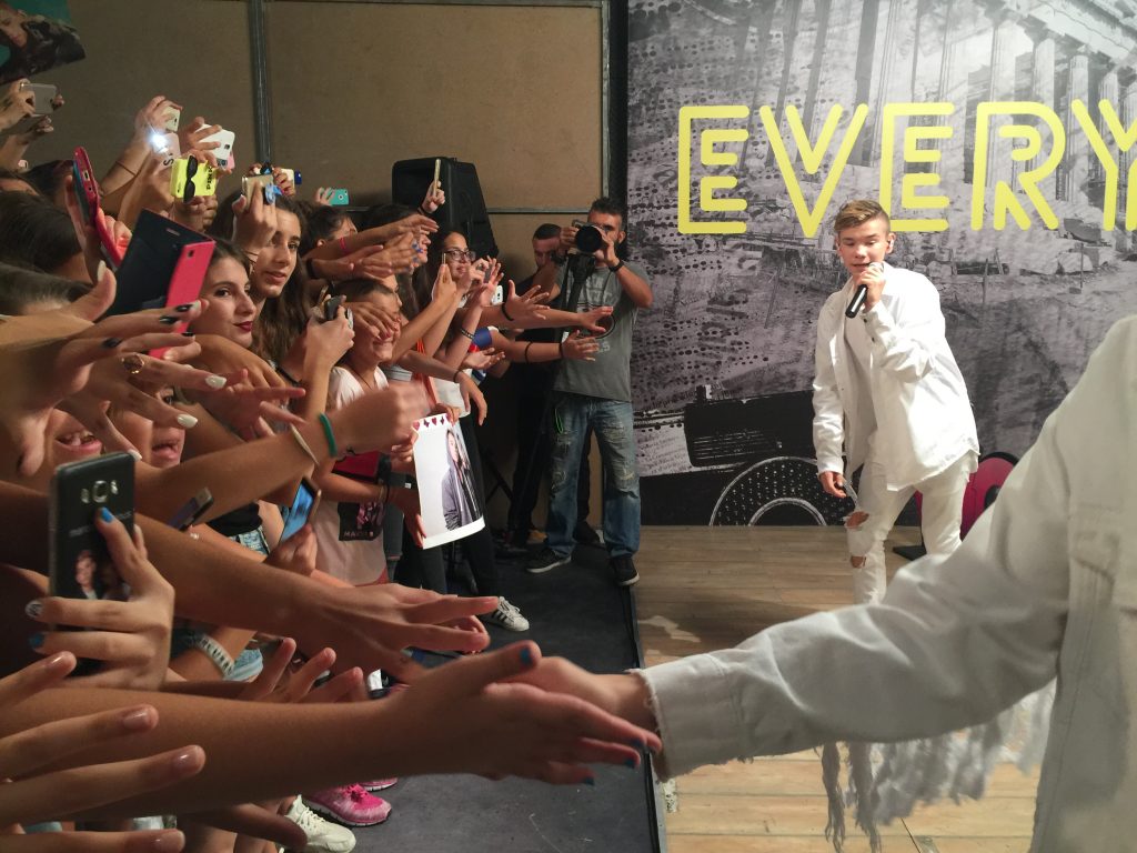 Ο Martinus των Marcus & Martinus τραγουδάει μπροστά σε θαυμαστές στα studios του MAD TV.