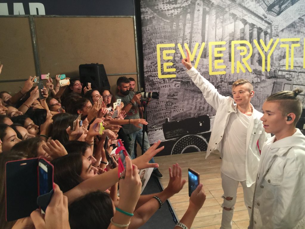 Οι Marcus & Martinus στα studio του MAD TV με θαυμαστές.