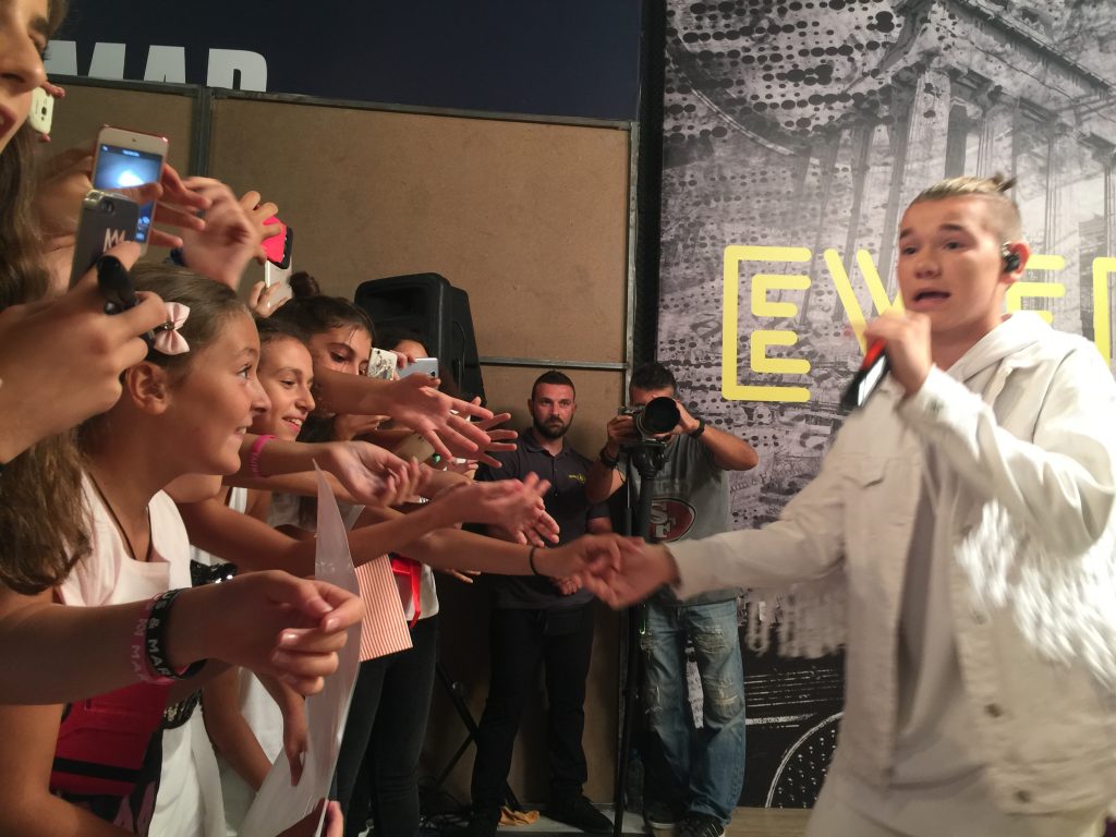 Ο Martinus των Marcus & Martinus χαιρετά θαυμάστριες στα studio του MAD TV.