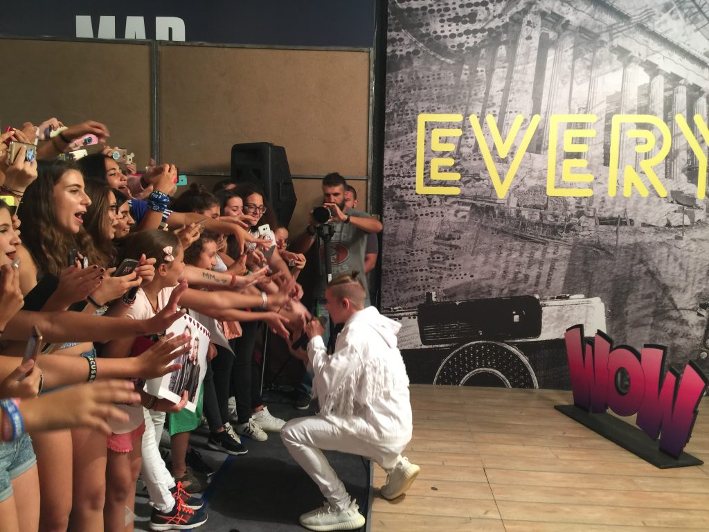 Ο Martinus των Marcus & Martinus γονατιστός μπροστά σε θαυμάστριες στα studios του MAD TV.