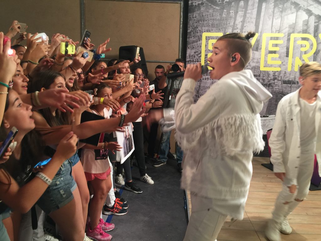 Οι Marcus & Martinus τραγουδούν μπροστά σε θαυμαστές στα studios του MAD TV.