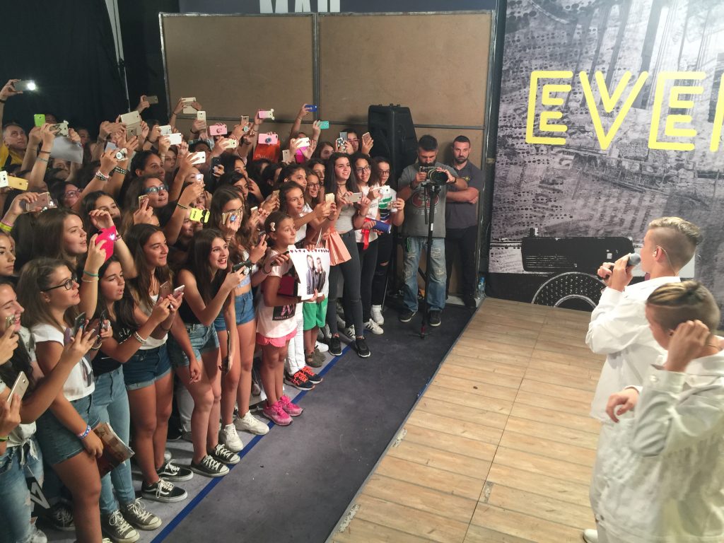 Οι Marcus & Martinus στα studio του MAD TV μπροστά σε πλήθος θαυμαστριών.