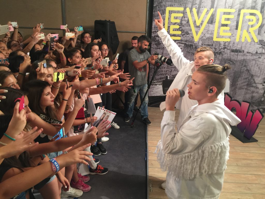 Οι Marcus & Martinus στα studio του MAD TV με θαυμαστές.